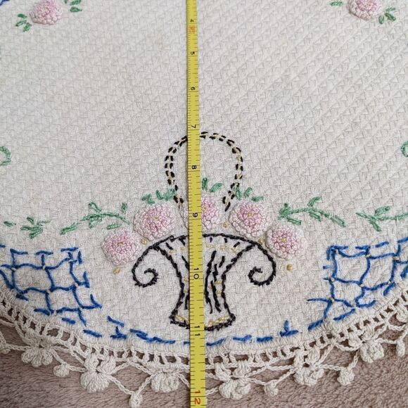 Vintage 1940's Handmade Embroidery & Crochet Doilies - Picture 13 of 16